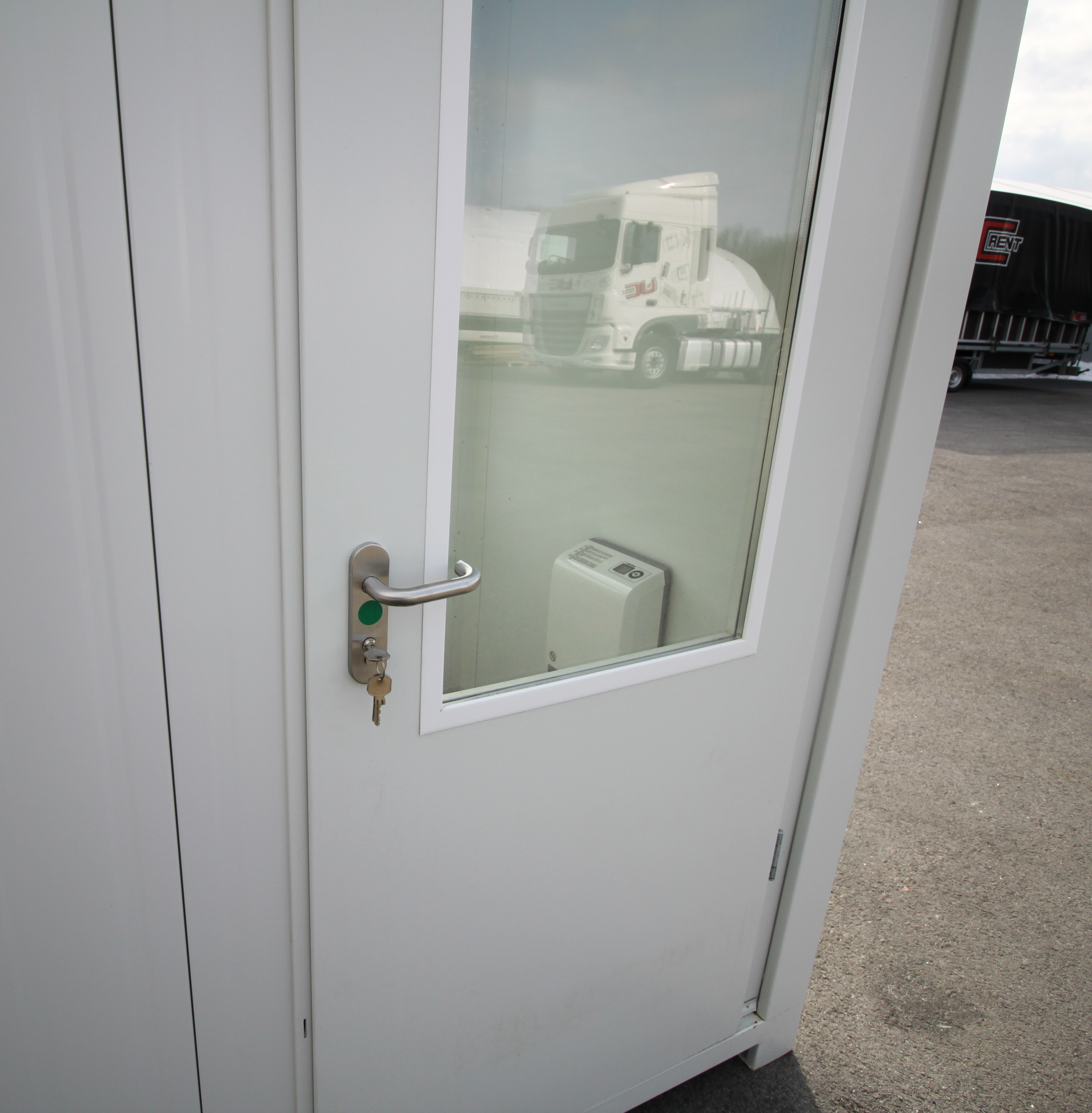 Containex müügikiosk 2,4x1,4m, helehall RAL 9002