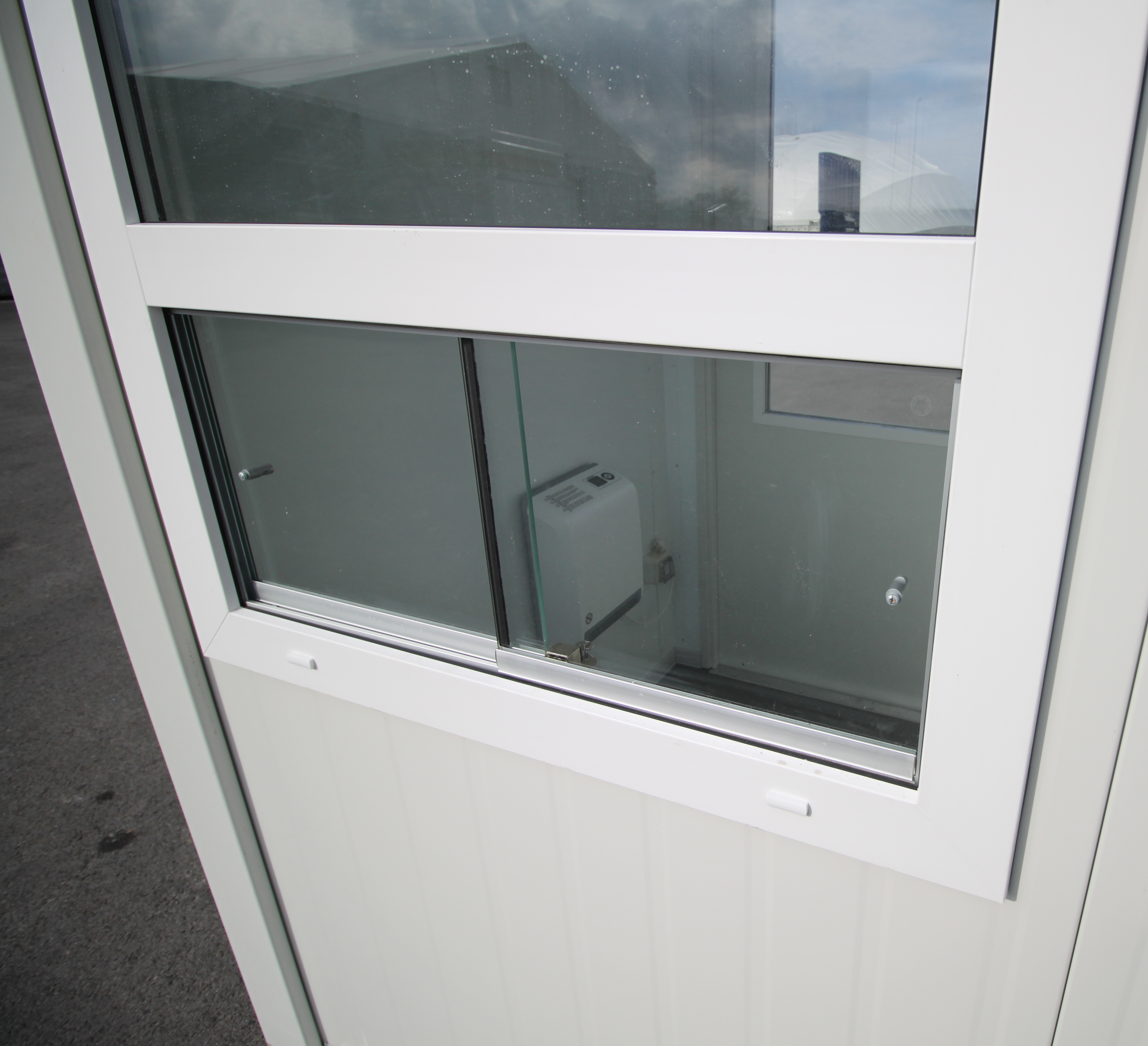 Containex müügikiosk 2,4x1,4m, helehall RAL 9002
