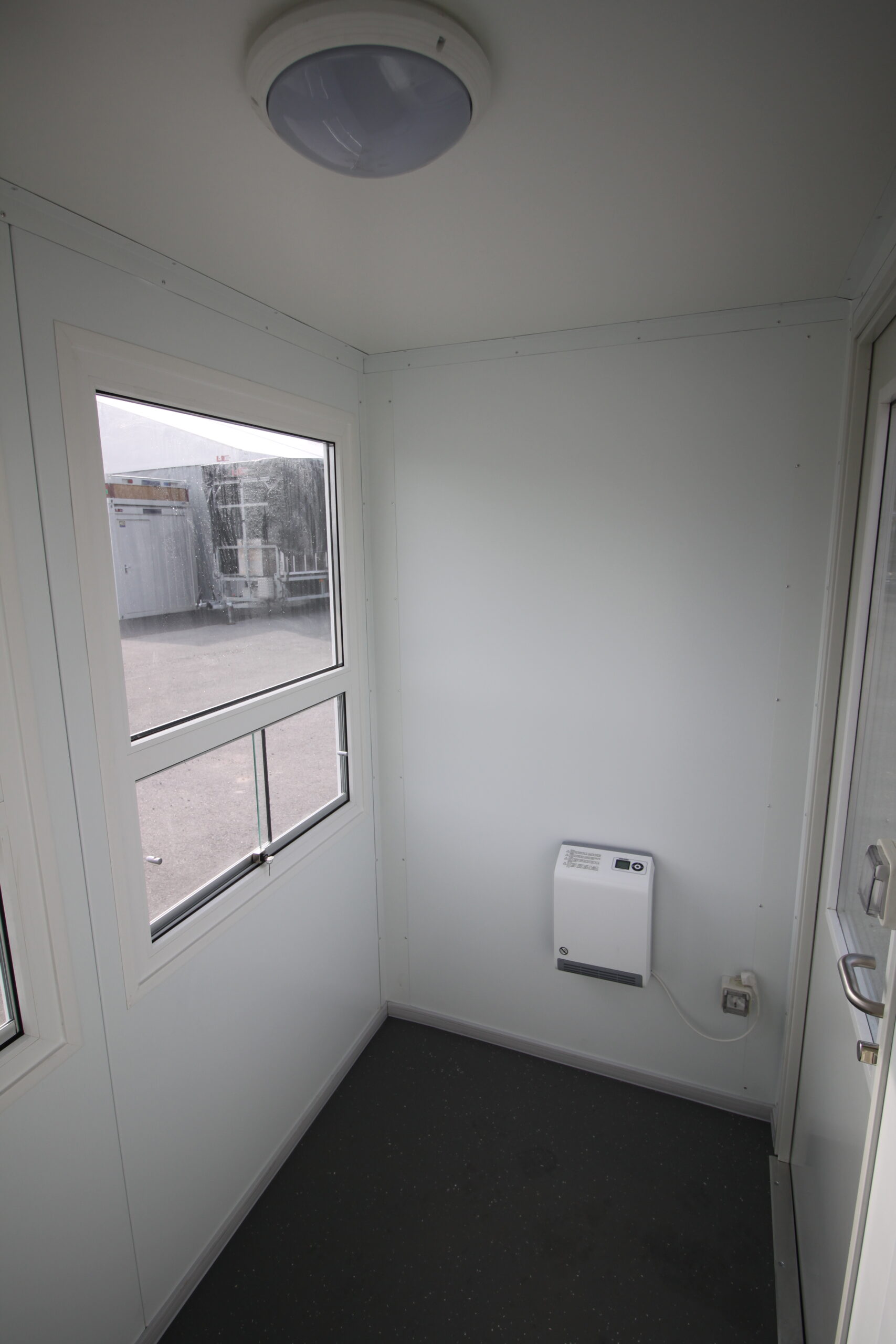 Containex müügikiosk 2,4x1,4m, helehall RAL 9002