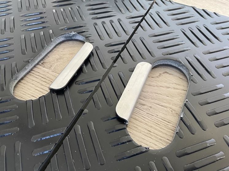 Pinnasekaitsemattide metallist ühendusklamber