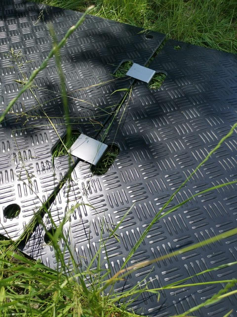 Pinnasekaitsemattide metallist ühendusklamber